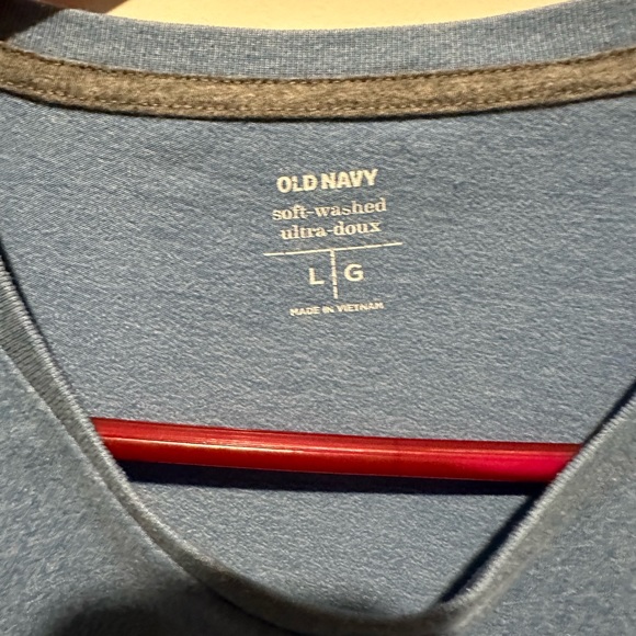 Men’s Large Old Navy T-shirt - Picture 2 of 3